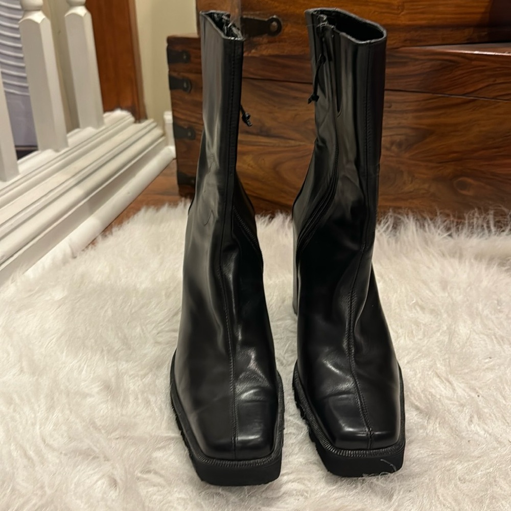 Donald J. Pliner Black Leather size 10 pre-owned.
